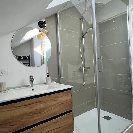 A 300m Du Port Emblematique 옹플뢰르